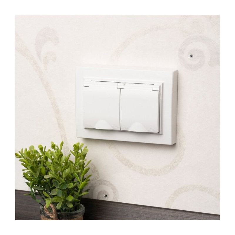 Розетка с/у Минск ERR16-129-200-44, 2 гнезда, с/з, з/ш и крышкой, IP44, белая