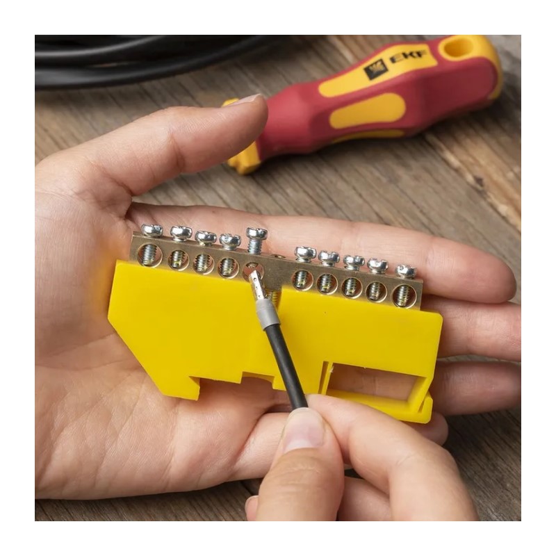 Шина "N" нулевая с желтым изолятором на DIN-рейку 100 А, 6х9 мм (10 отв.) большая стойка