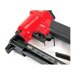 Пневмостеплер скобозабивной Elitech 030200, 0,9х0,7мм (21GA), скобы 12,8х6-16мм,1/4"