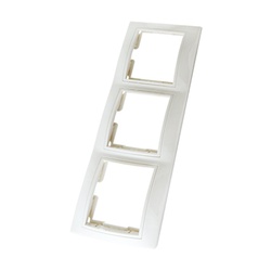Рамка 3-х постовая Таймыр SQ1814-0028, горизонтальная, белая